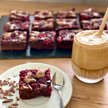 Čokoládové brownies s malinami