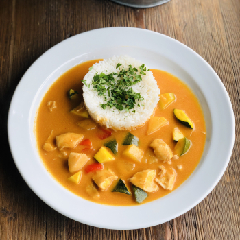 Vegetarianské kari so zeleninou, cícerom a tofu